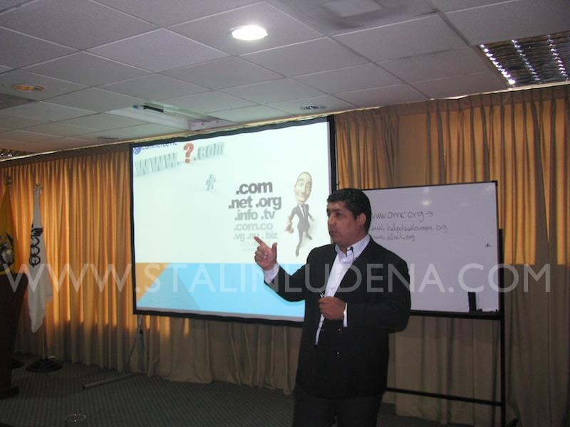 Stalin Ludeña dictando conferencia – Consultor Tecnológico Ecuador